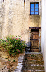 Fototapeta na wymiar Une entrée d'une maison d'un village français