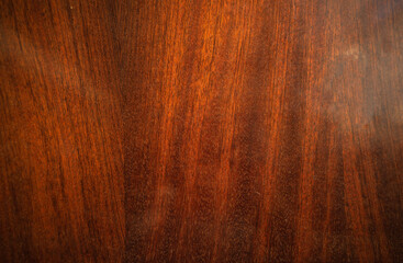 Obraz premium Photo of the texture of mahogany furniture in the style of the 70s. Lacquered table top.