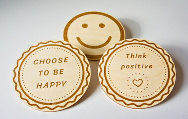 Think Positive Szczęśliwy grawer na drewnie - obrazy, fototapety, plakaty
