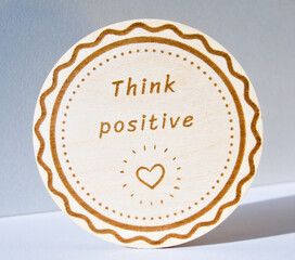 Think positive Pozytywny grawerunek na drewnie - obrazy, fototapety, plakaty