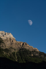 Luna creciente sobre la monta&ntilde;a