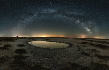 Arco de la Vía Láctea sobre un lago seco