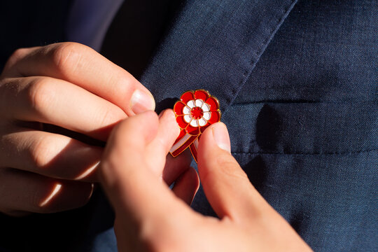 Manos colocando una escarapela de Perú en un traje. Concepto de Patriotismo. Stock Photo | Adobe Stock