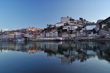 Fototapeta na wymiar Cidade do Porto em Portugal, ribeira com reflexo na água do rio douro, turismo