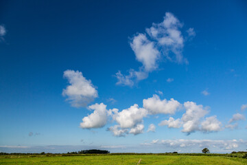 北海道の牧場と青空、雲