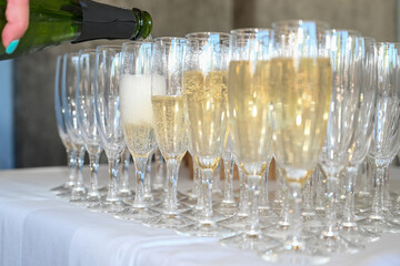 service de flute à champagne sur une nappe blanche