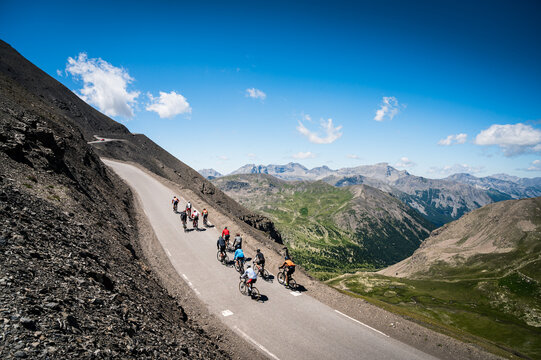 Cyclistes sur le Col de la Bonette, Alpes Françaises