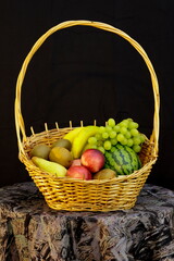 Obstkorb mit Bananen, Weintrauben, Birne, Äpfel und Kiwis