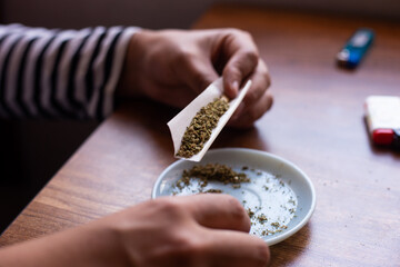 manos armando un blunt de marihuana (Cannabis). Concepto de medicina natural. © artrolopzimages