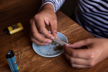 manos armando un blunt de marihuana (Cannabis). Concepto de medicina natural. © artrolopzimages