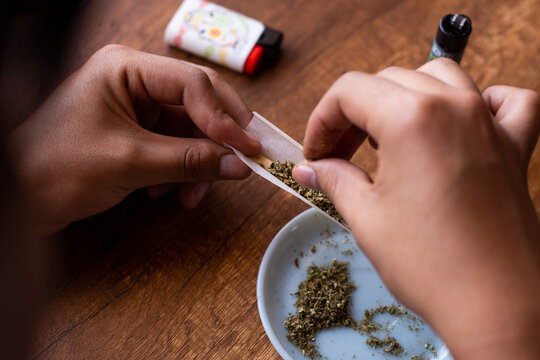 manos armando un blunt de marihuana (Cannabis). Concepto de medicina natural.