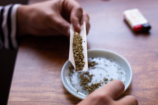manos armando un blunt de marihuana (Cannabis). Concepto de medicina natural.