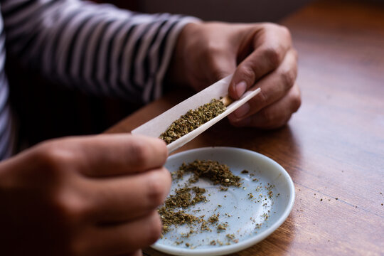 manos armando un blunt de marihuana (Cannabis). Concepto de medicina natural.