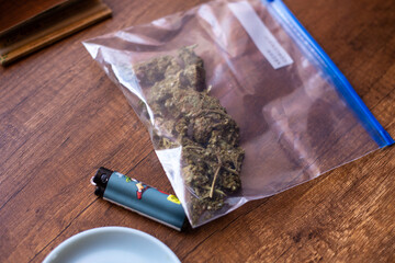 marihuana (Cannabis) en un sobre. Concepto de medicina natural. © artrolopzimages