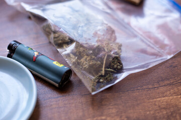 marihuana (Cannabis) en un sobre. Concepto de medicina natural. © artrolopzimages