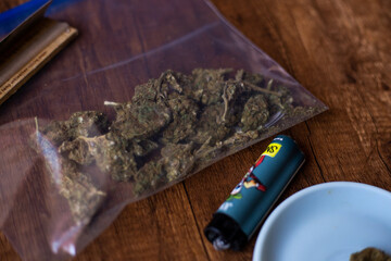 marihuana (Cannabis) en un sobre. Concepto de medicina natural. © artrolopzimages