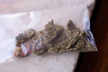 marihuana (Cannabis) en un sobre. Concepto de medicina natural. © artrolopzimages