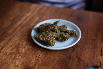 mont√≥n de marihuana (Cannabis). Concepto de medicina natural. © artrolopzimages