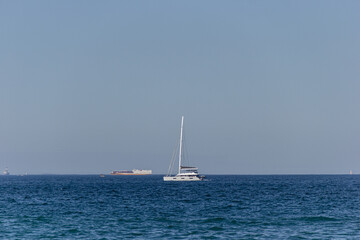 Obraz premium Velero en Ipanema en un día soleado - Rio de Janeiro, Brasil