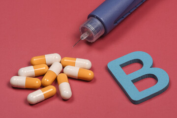 yellow and white medicine capsules