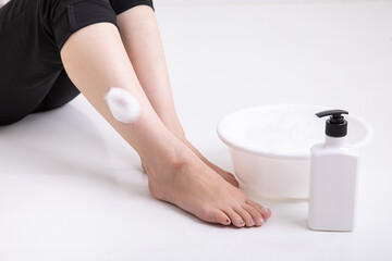 Obraz na płótnie Canvas 身体を洗う女性の足元　Women's feet washing their bodies 