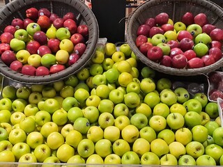 apples in a basket|青蘋果