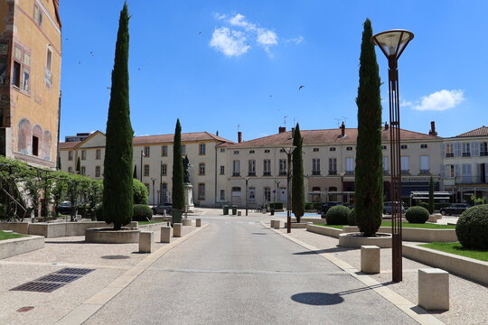 La place Georges Cl&eacute;menceau, ville de Roanne, d&eacute;partement de la Loire, France