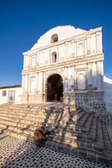 Fototapeta na wymiar mujer realizando ofrendas mayas, Iglesia católica Colonial, San Bartolomé Jocotenango, municipio del departamento de Quiché, Guatemala, America Central