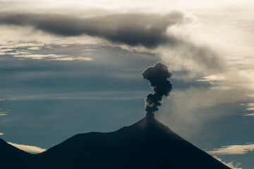 fumarola sobre el volcan Acatenango,Guatemala, Central America