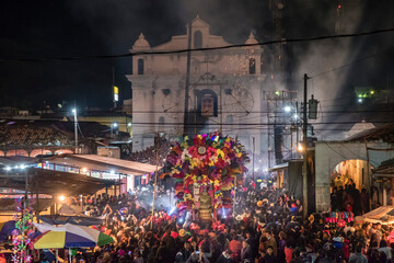 fuegos artificiales durante las fiestas patronales, Santo Tomás Chichicastenango, República de...