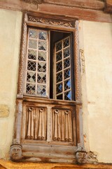 Ancienne fenêtre sculptée