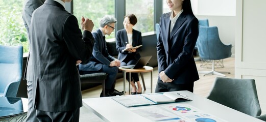 室内で会議をするビジネスマン