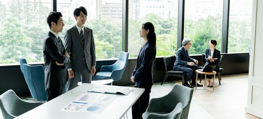 室内で会議をするビジネスマン