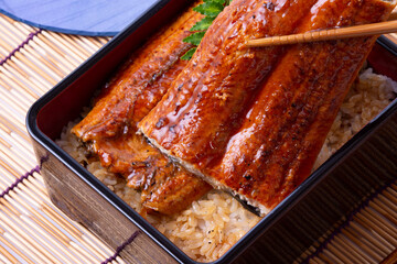 うな丼とうな重