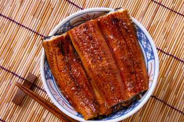 うな丼とうな重