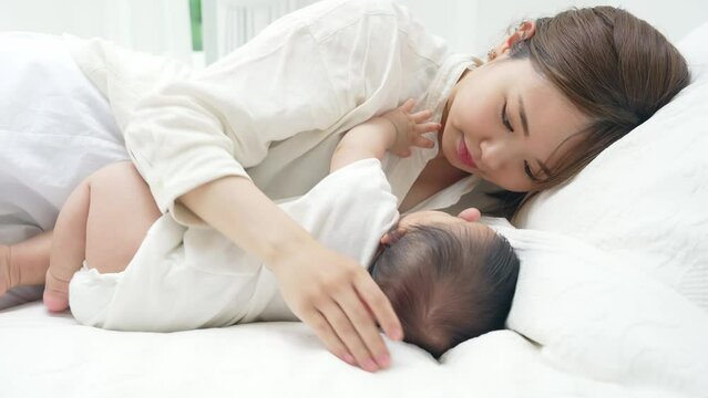 赤ちゃんを寝かしつける母親