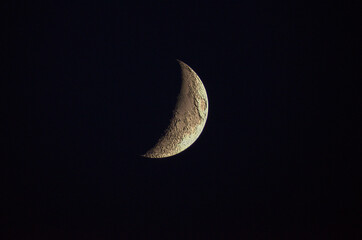 Foto della Luna con rilievi visibili.