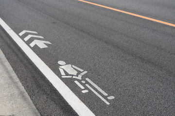 自転車専用レーンの路面標示