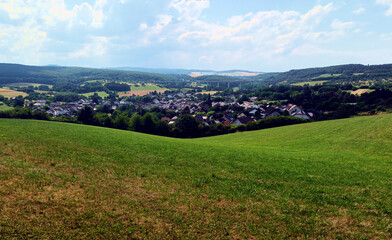 Blick auf Waldorf im Landkreis Ahrweiler in der Eifel in Rheinland-Pfalz. Aussicht vom Premium-Wanderweg Eifelleiter.