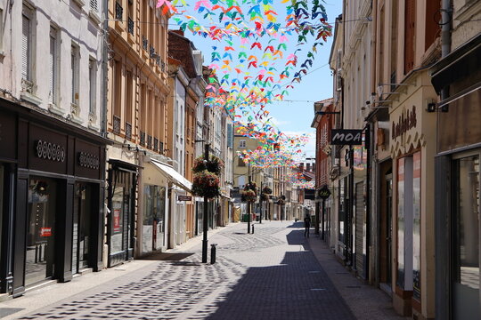 Rue typique, ville de Roanne, d&eacute;partement de la Loire, France