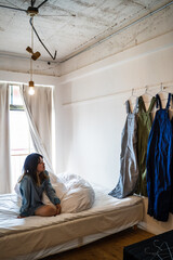 デート前に服を選ぶ女性