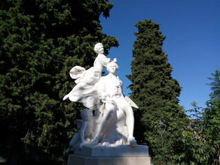 Obraz premium statue of a person in a park