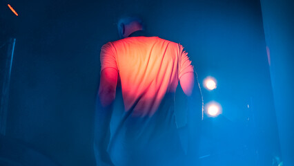 Artiste montant sur scène dans la fumée