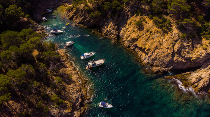 Vue aérienne de la Costa Brava en Espagne pendant l'été avec des bateaux 