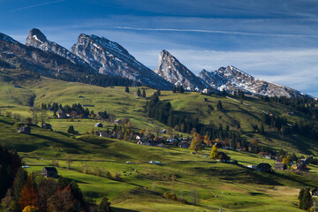 Fototapeta na wymiar Early morning in the valley of Swiss Alps
