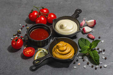 Mustard and mayonnaise sauces. Fresh mint, lemon, garlic, and spices. A hard light, dark shadow