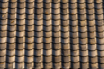 夕陽に染まる屋根瓦の背景素材