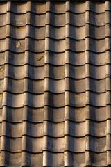 夕陽に染まる屋根瓦の背景素材