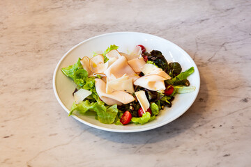 Insalata, tacchino, pomodorini, scaglie, formaggio, noci, Marmo, Colazione, americana, piatto, alimento, fatto in casa, spuntini, fritto, cucina, cena, pane, insalata, ortaggio, pranzare, verde, pomod