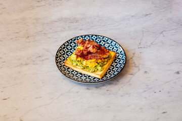 Avocado, toast, uovo, bacon, omelette, uova, Colazione, americana, Marmo, piatto, alimento, fatto in casa, spuntini, fritto, cucina, cena, pane, spuntini, salutare